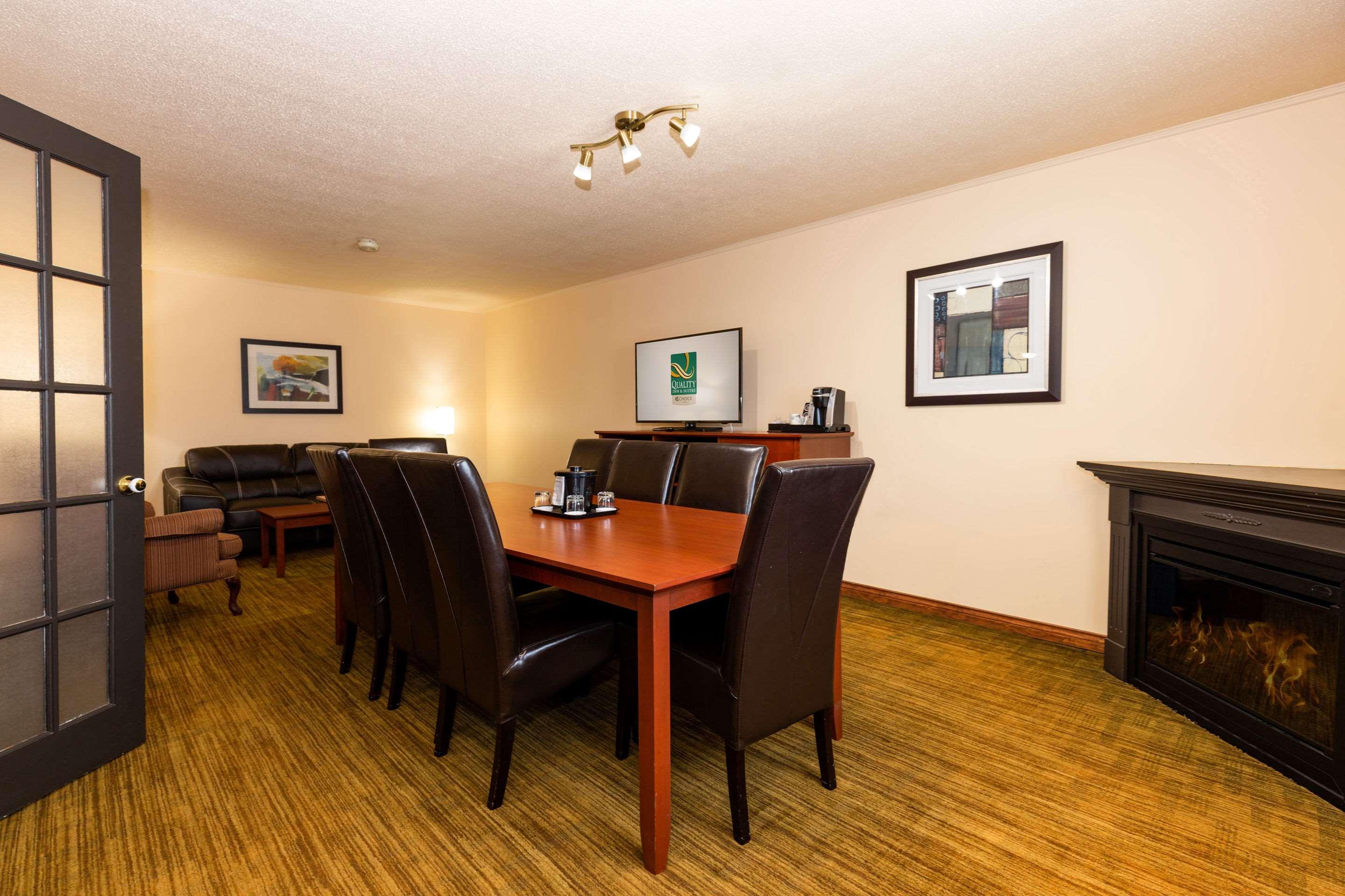 Quality Inn & Suites Матан Екстериор снимка